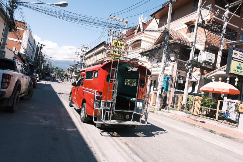 泰国街头的红色蹦蹦车图片