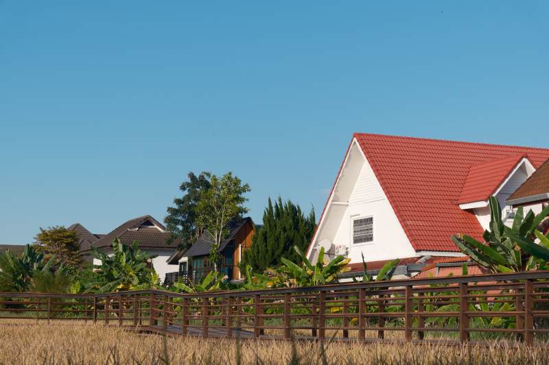 泰国清迈 红顶白墙乡村屋 宁静田园图片