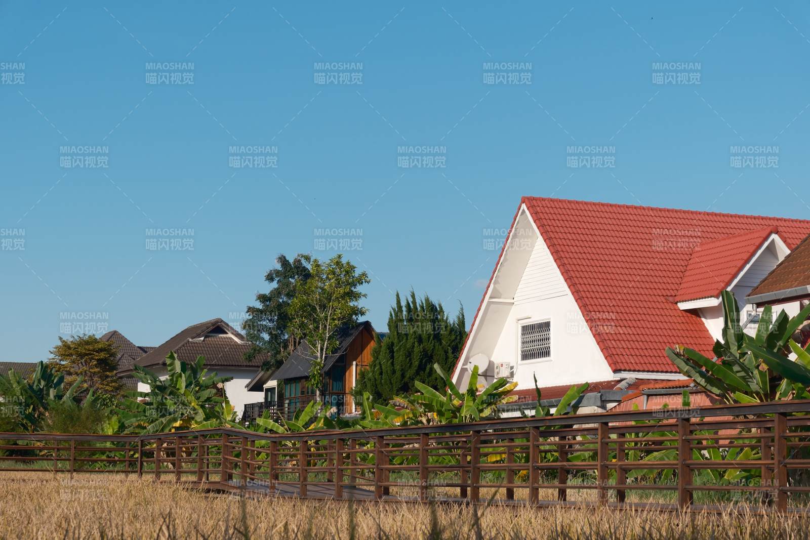 泰国清迈 红顶白墙乡村屋 宁静田园图片