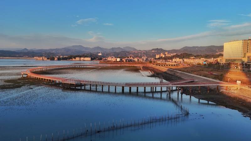 湖畔长桥映山城（江边村）图片