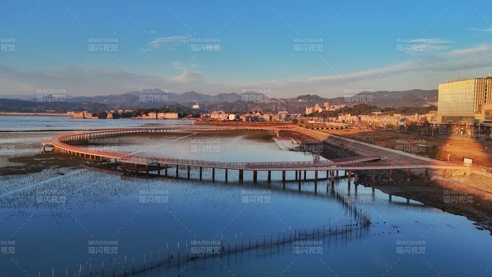 湖畔长桥映山城（江边村）图片