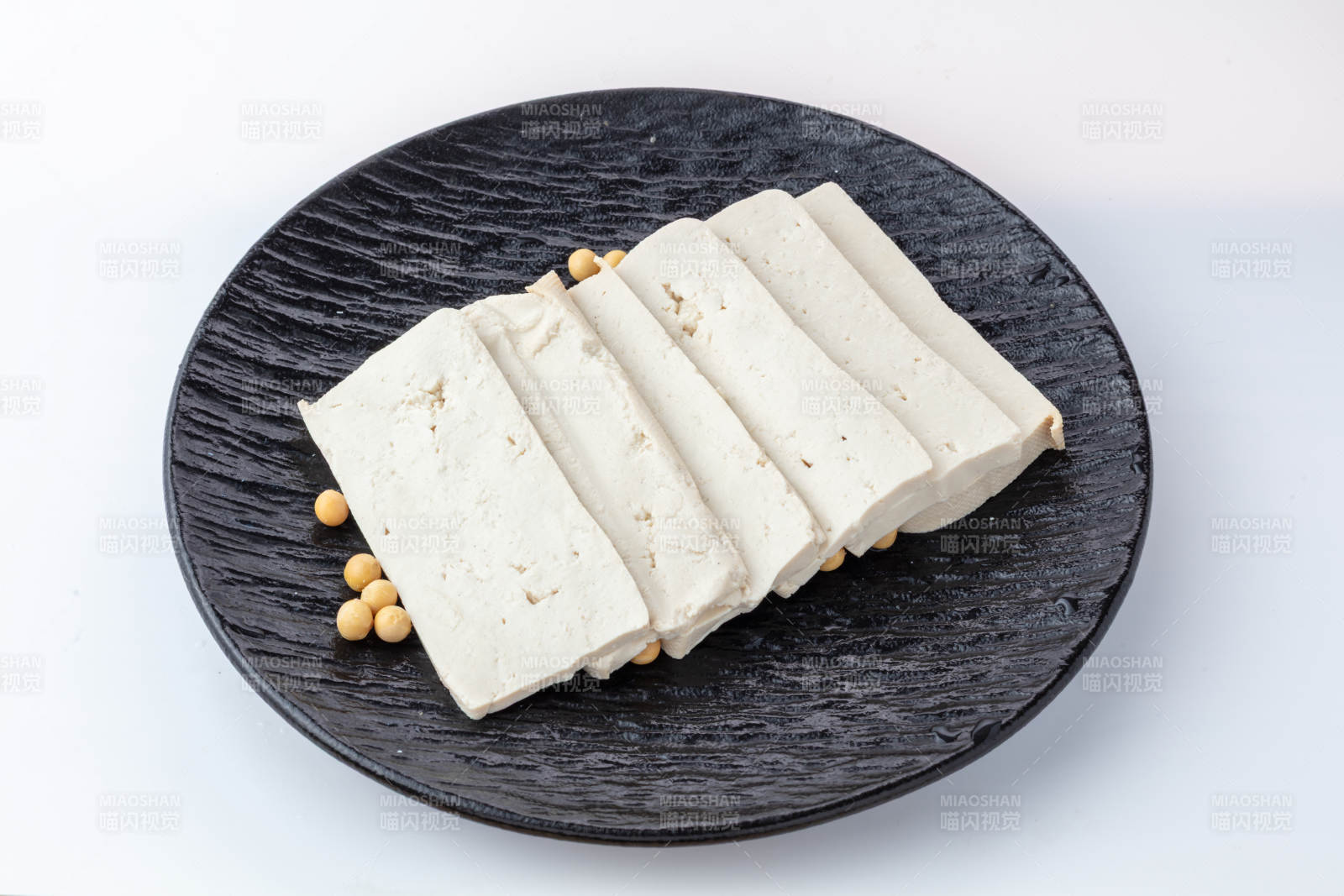 老豆腐与黄豆摆盘图片