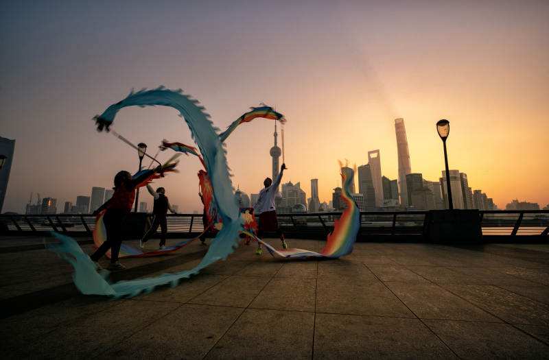 龙舞晨曦上海城市剪影图片