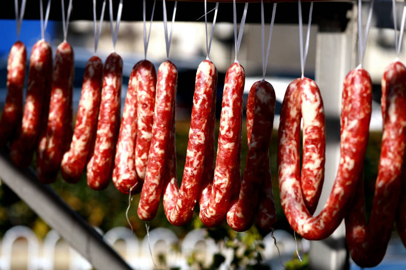 悬挂的手工香肠图片