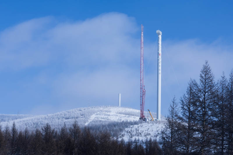 雪原上的风力塔 桦皮岭图片