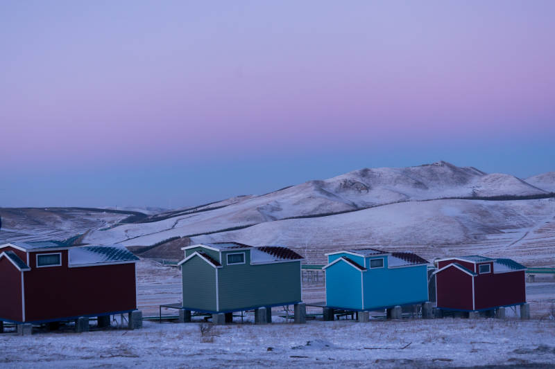 雪原上的彩色小屋 桦皮岭图片