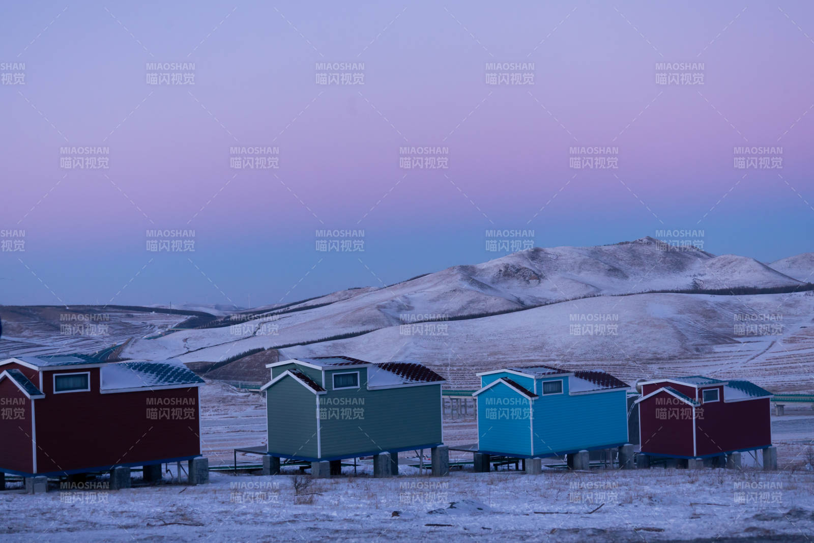 雪原上的彩色小屋 桦皮岭图片
