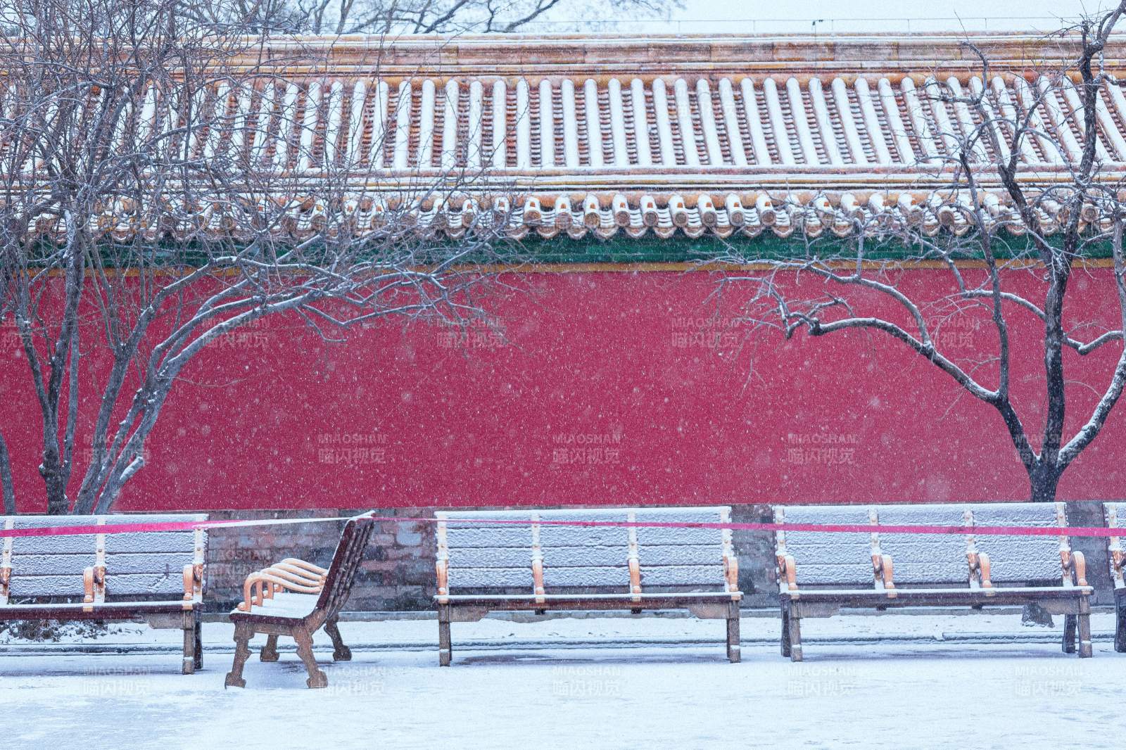 雪落红墙静谧景 故宫图片
