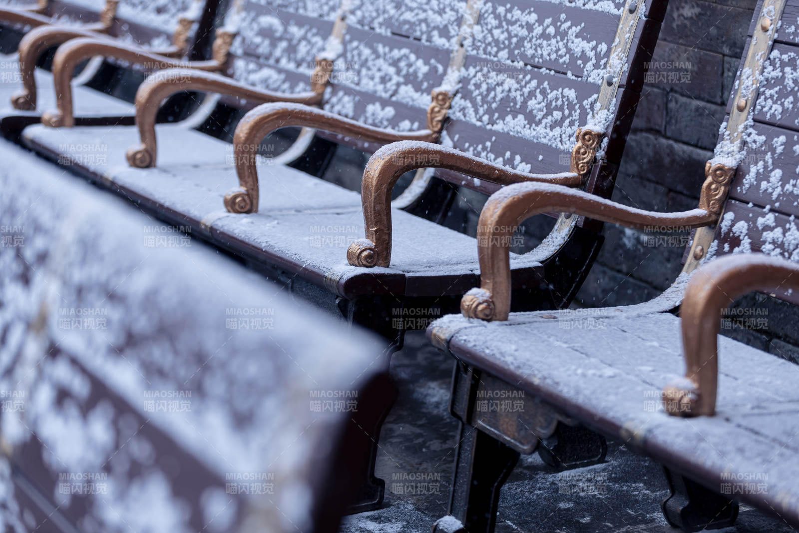 雪中长椅静谧景图片