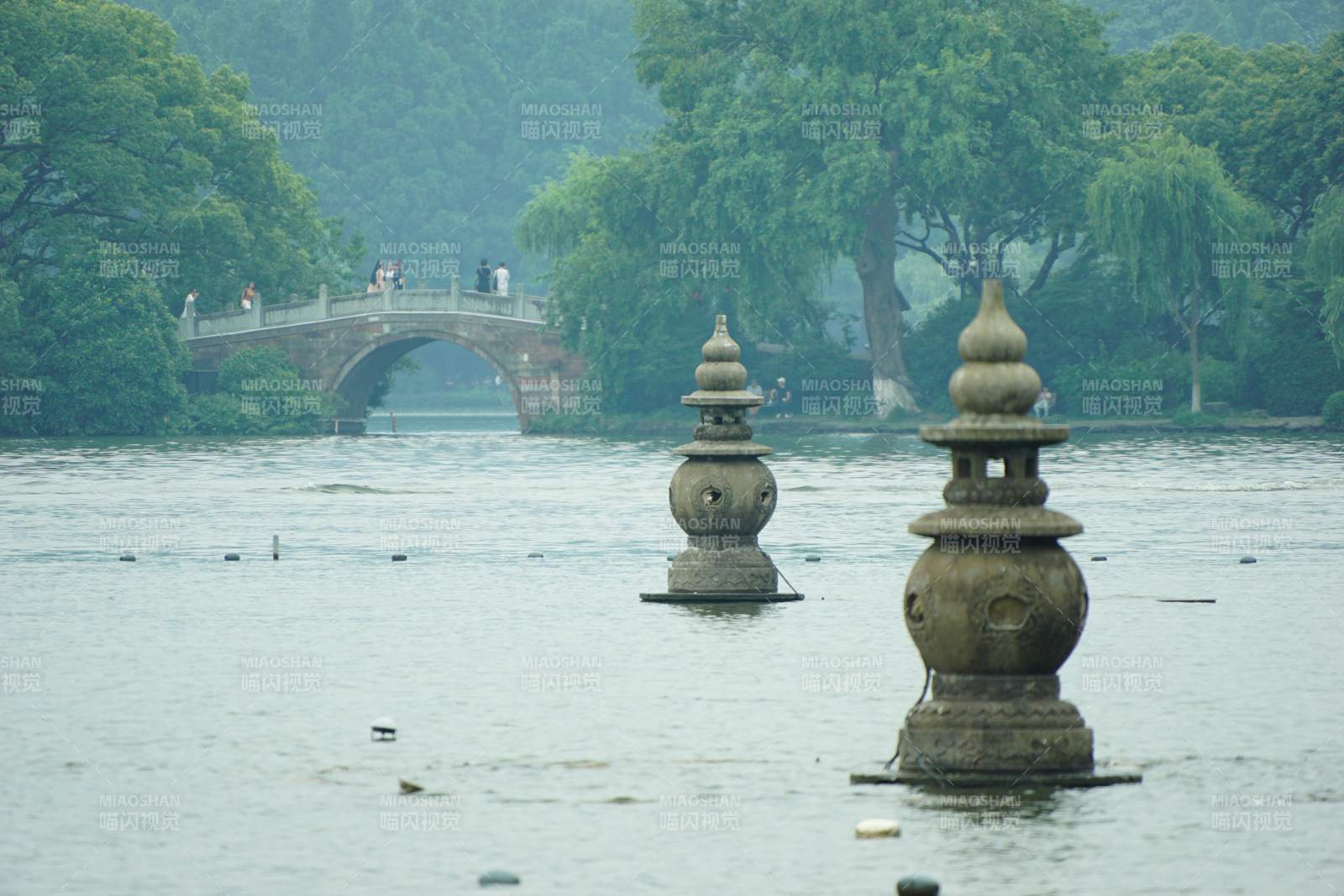 西湖三潭映月，湖中石塔图片