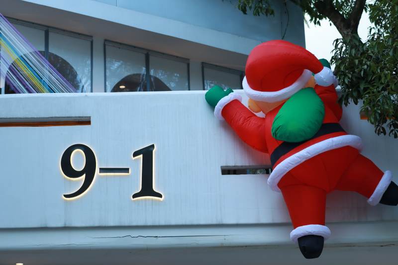 圣诞老人攀爬 楼图片