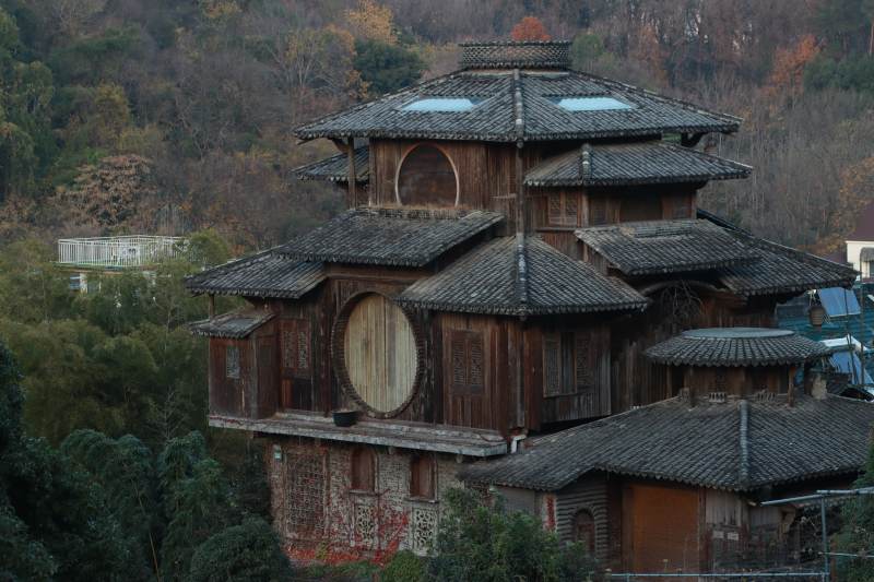 杭州满觉陇汤屋古朴木屋山间静立图片