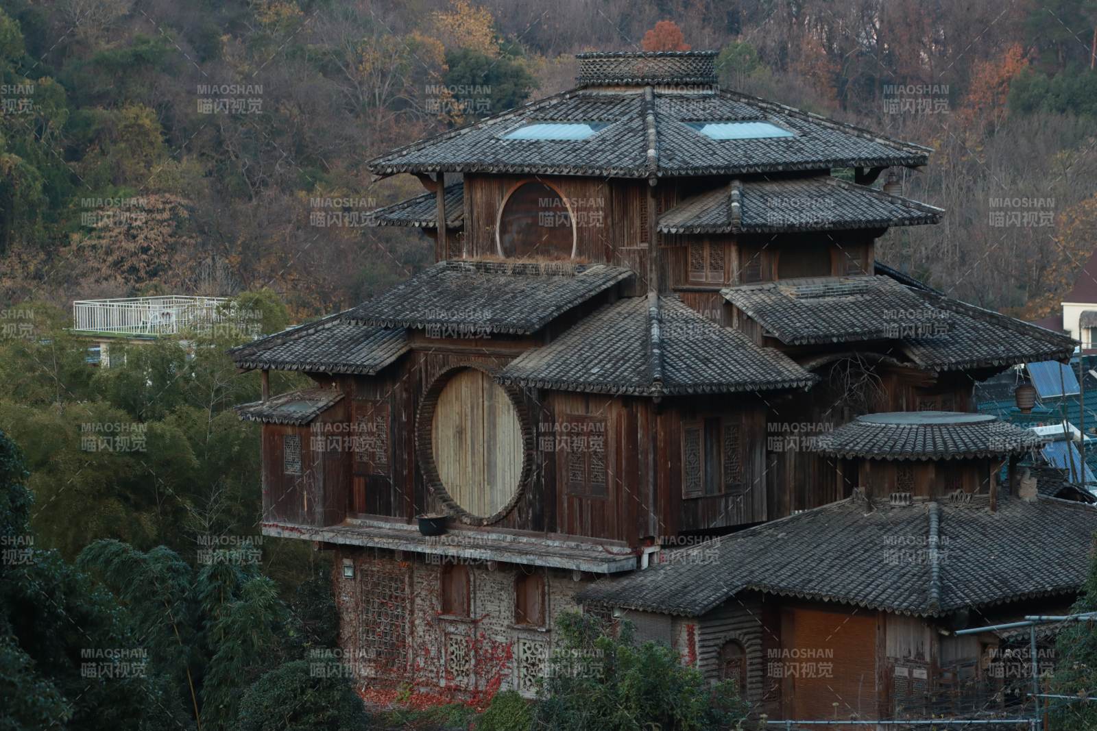 杭州满觉陇汤屋古朴木屋山间静立图片