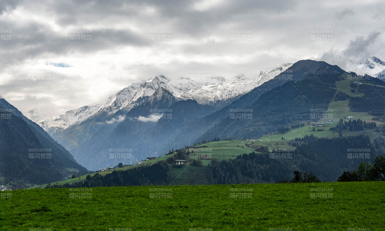 奥地利雪山绿野风光图片