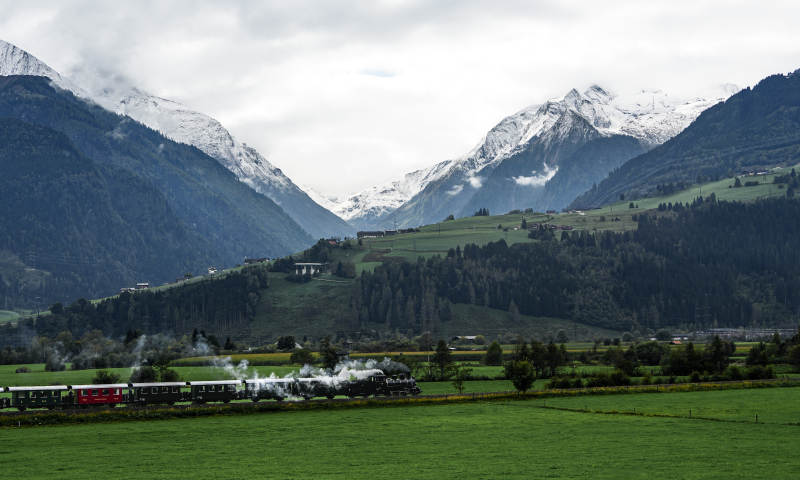 奥地利雪山下的蒸汽火车图片