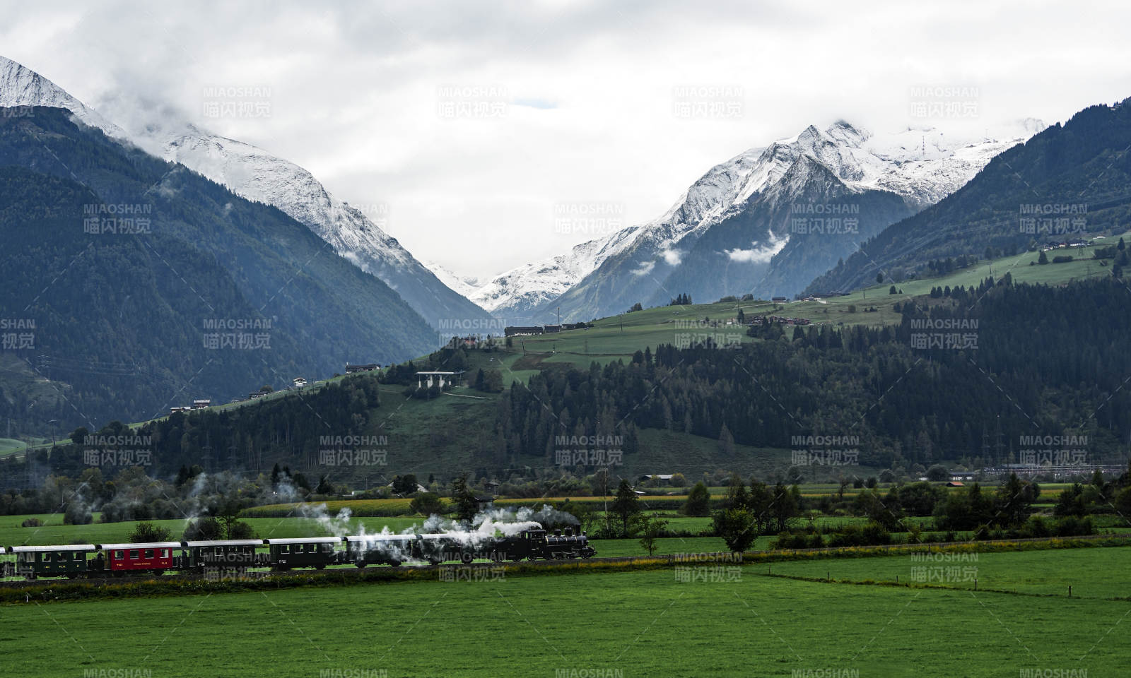 奥地利雪山下的蒸汽火车图片