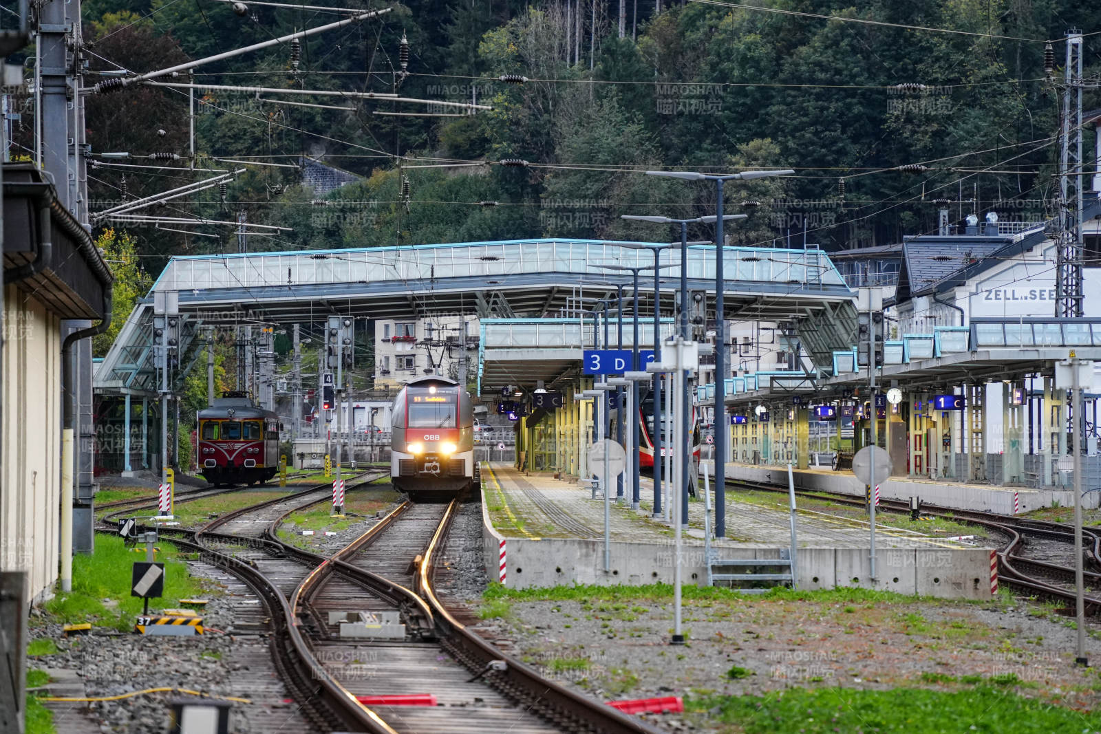 奥地利滨湖采尔车站铁轨与列车图片