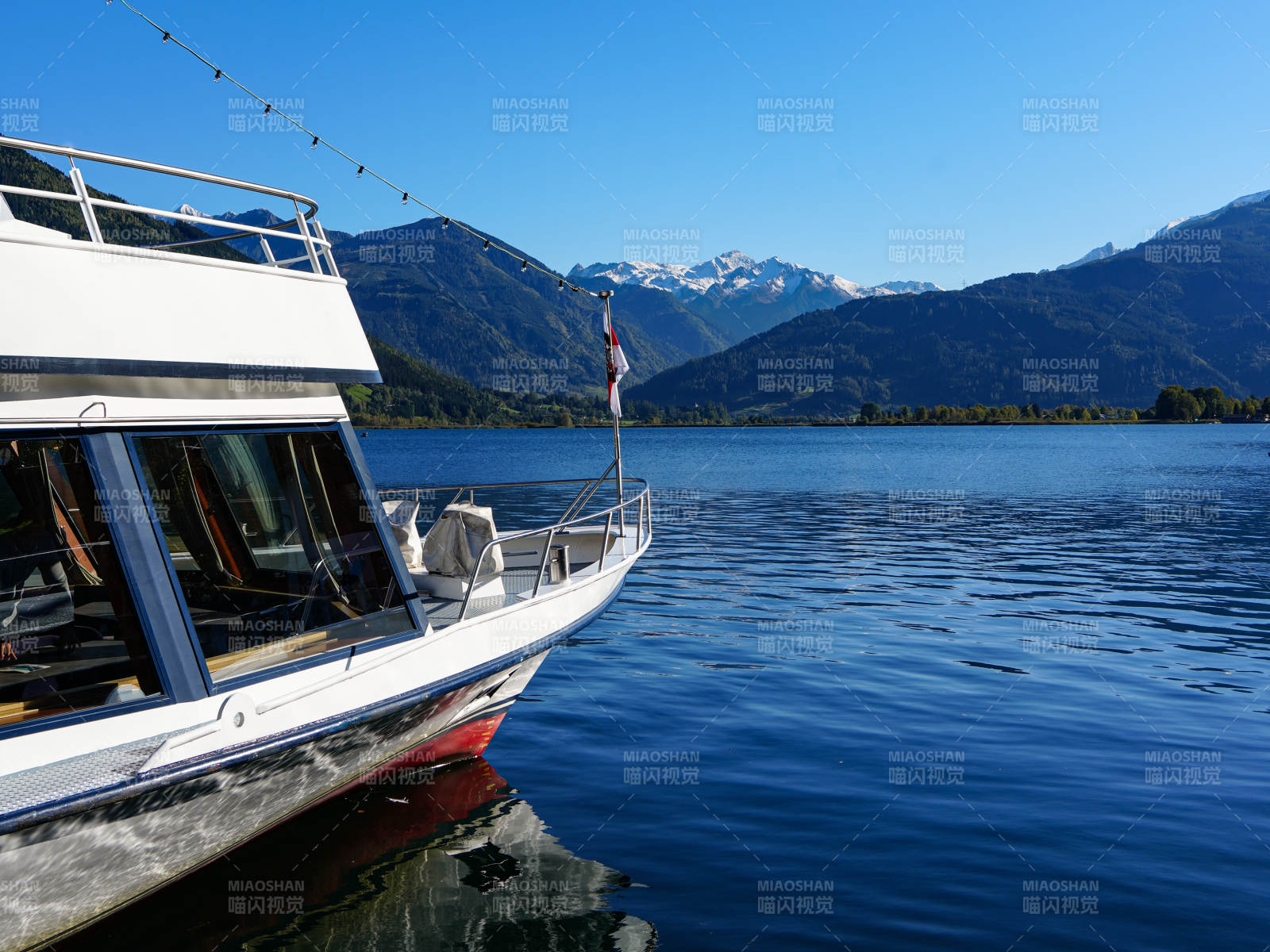奥地利湖畔游艇静泊图片