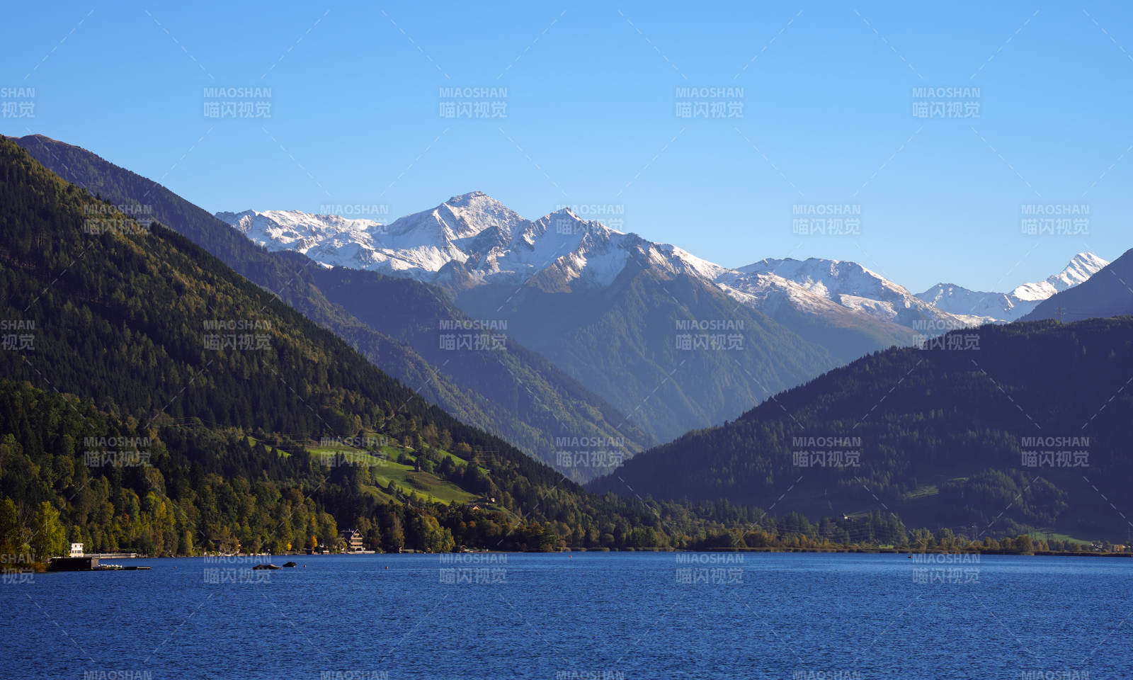 奥地利湖光山色雪山映碧水图片