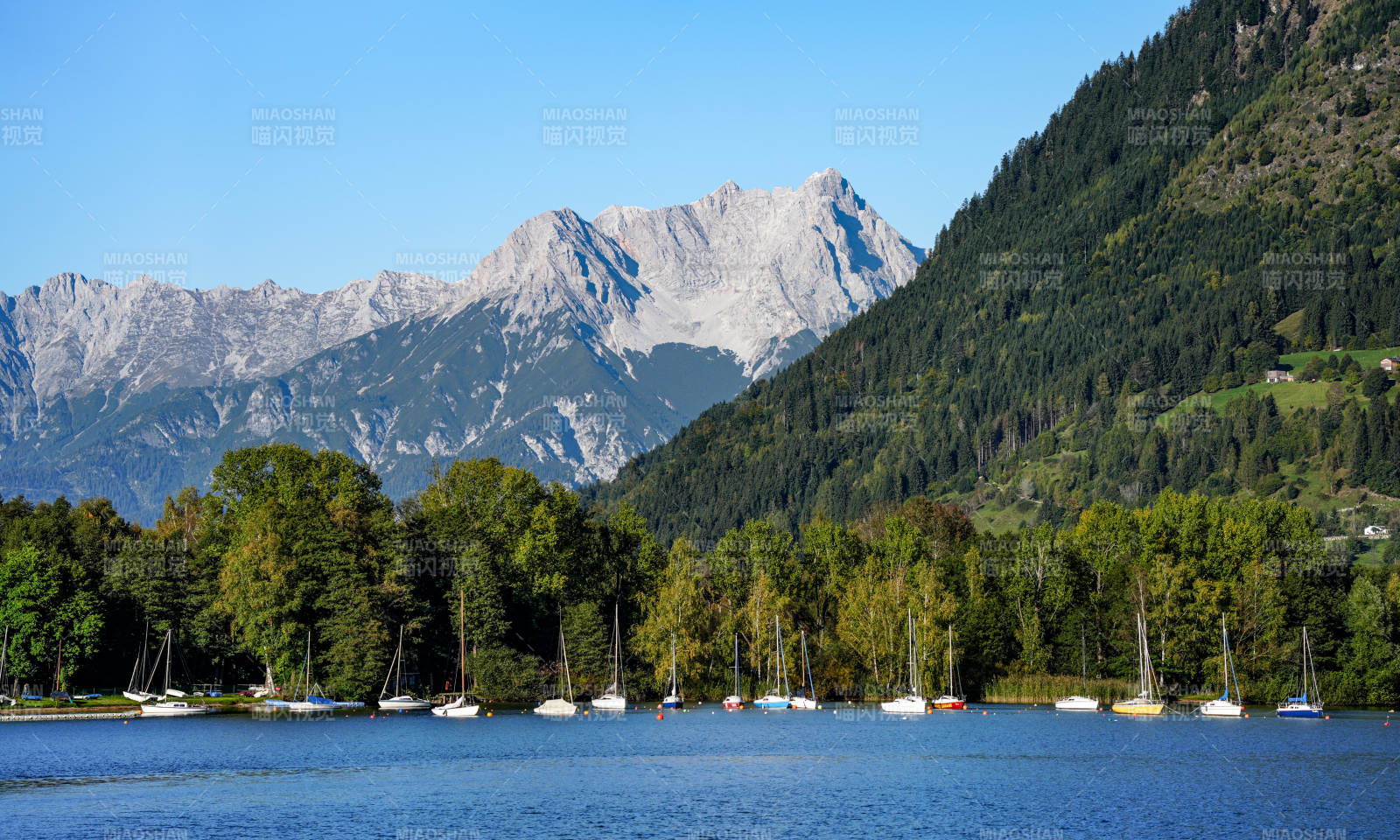 奥地利湖光山色帆影点点图片