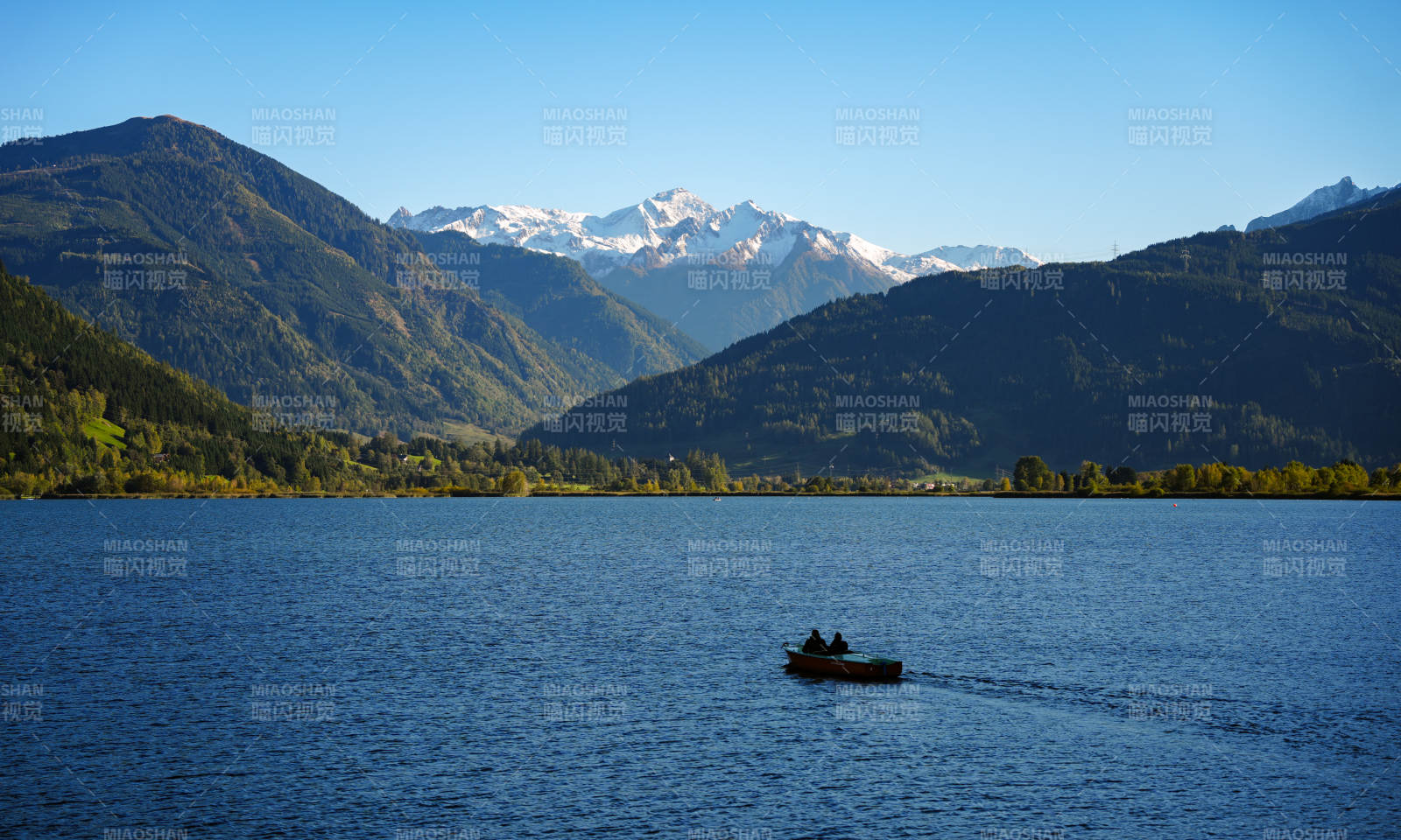 奥地利湖光山色行舟影图片