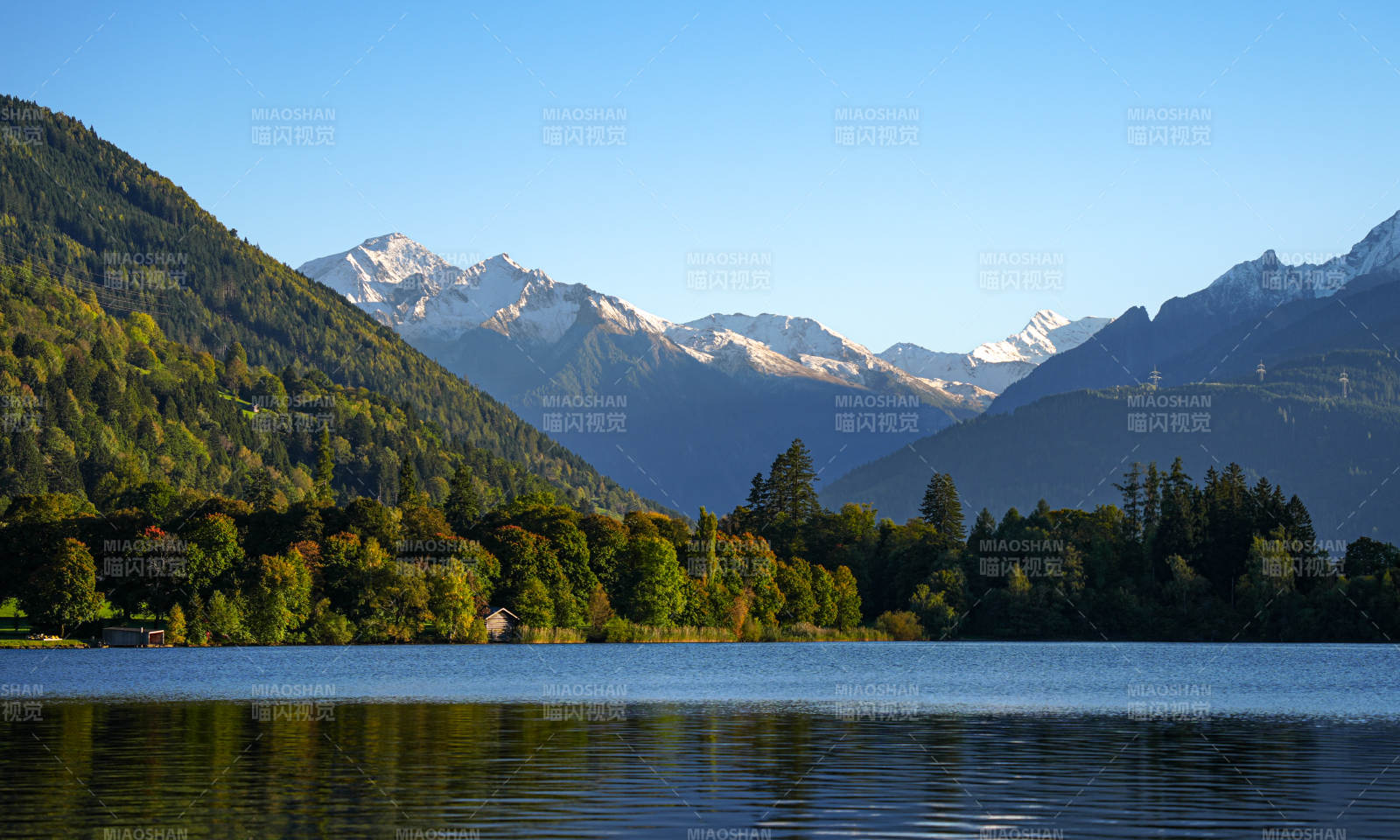 奥地利湖光山色雪山倒影图片