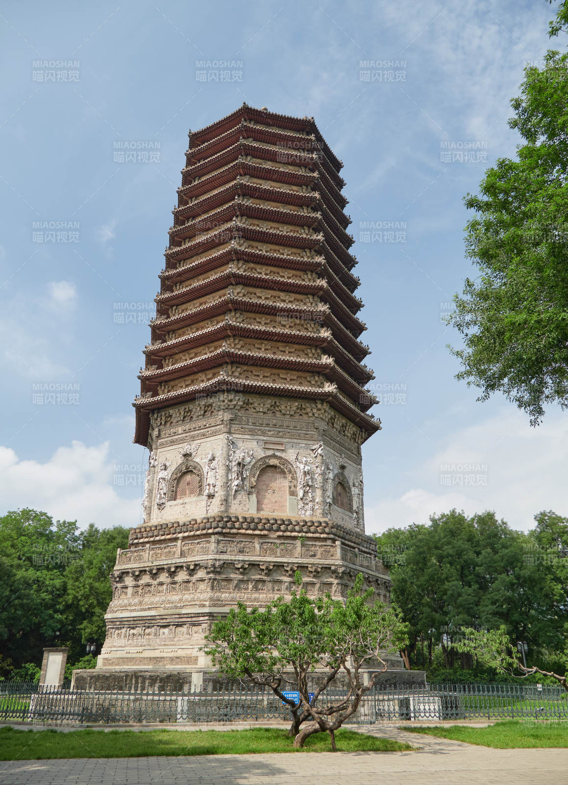 北京市海淀区慈寿寺塔全貌图片