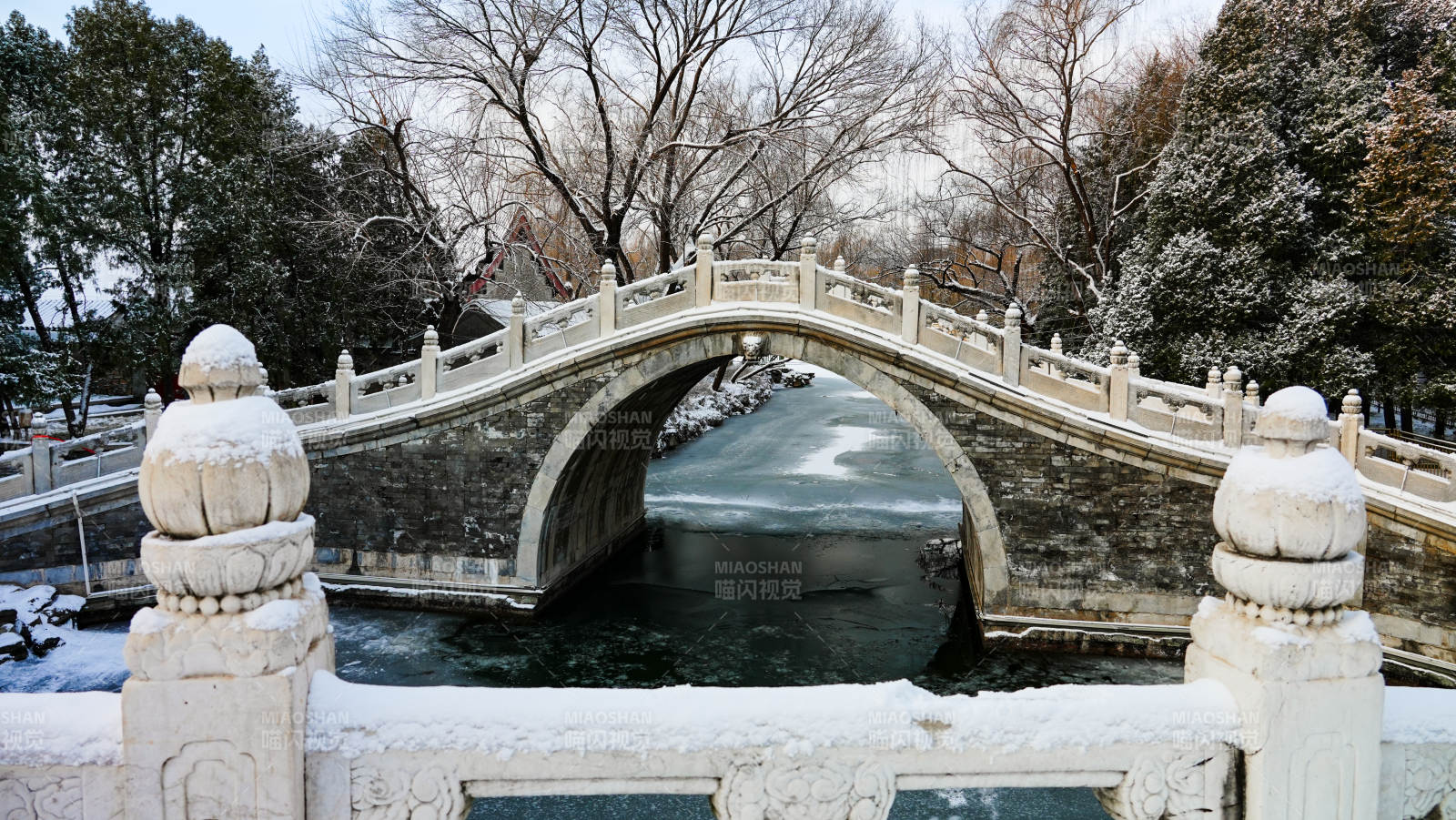 颐和园雪中石桥静谧景图片