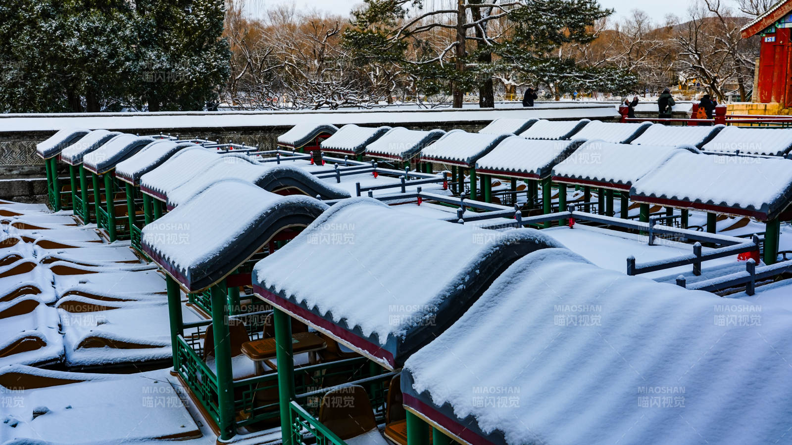 颐和园雪覆长椅静谧冬景图片
