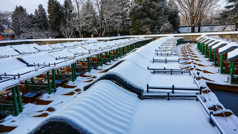 颐和园雪覆船坞静谧冬景图片