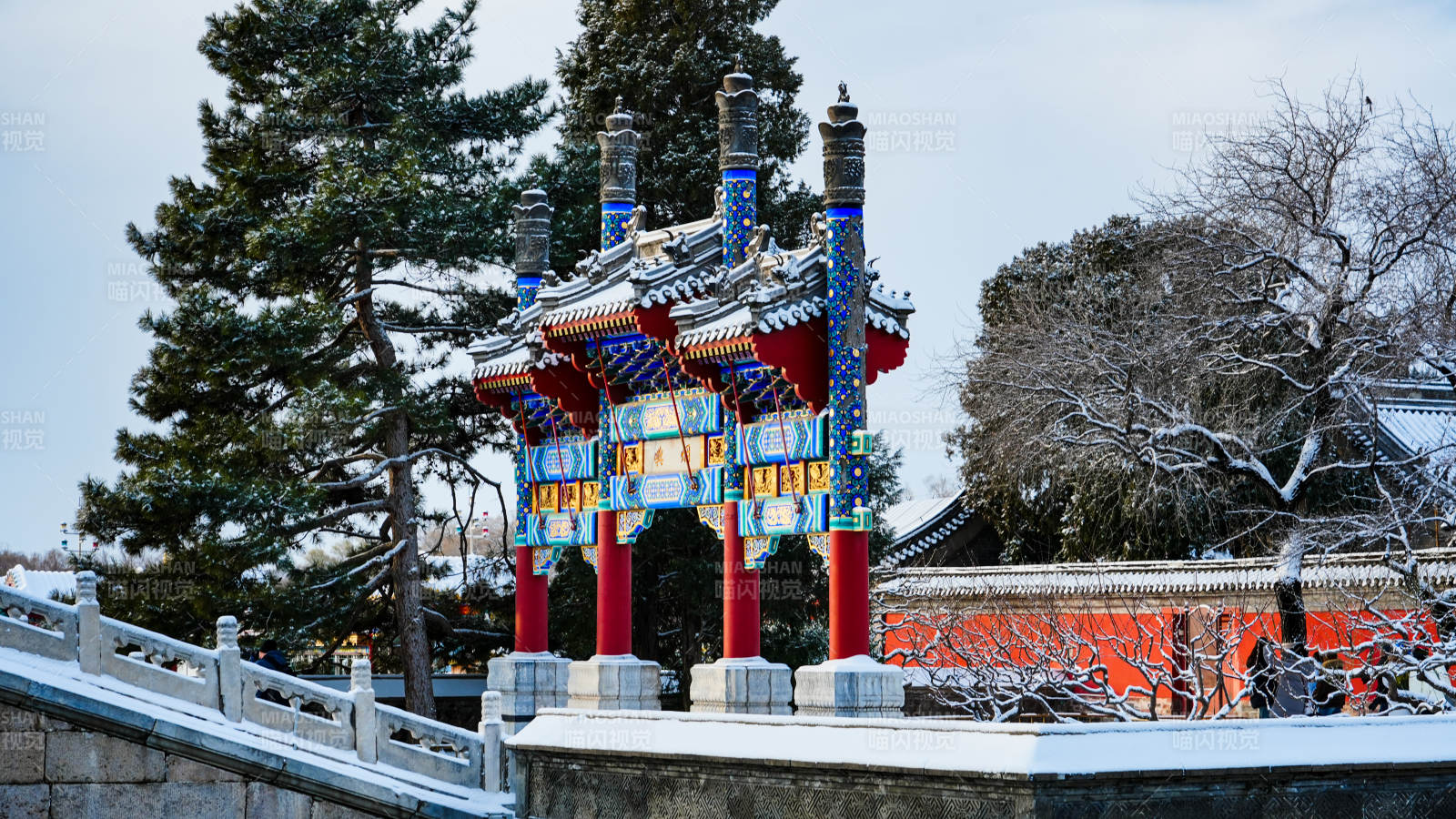 颐和园雪中古牌楼美景图片