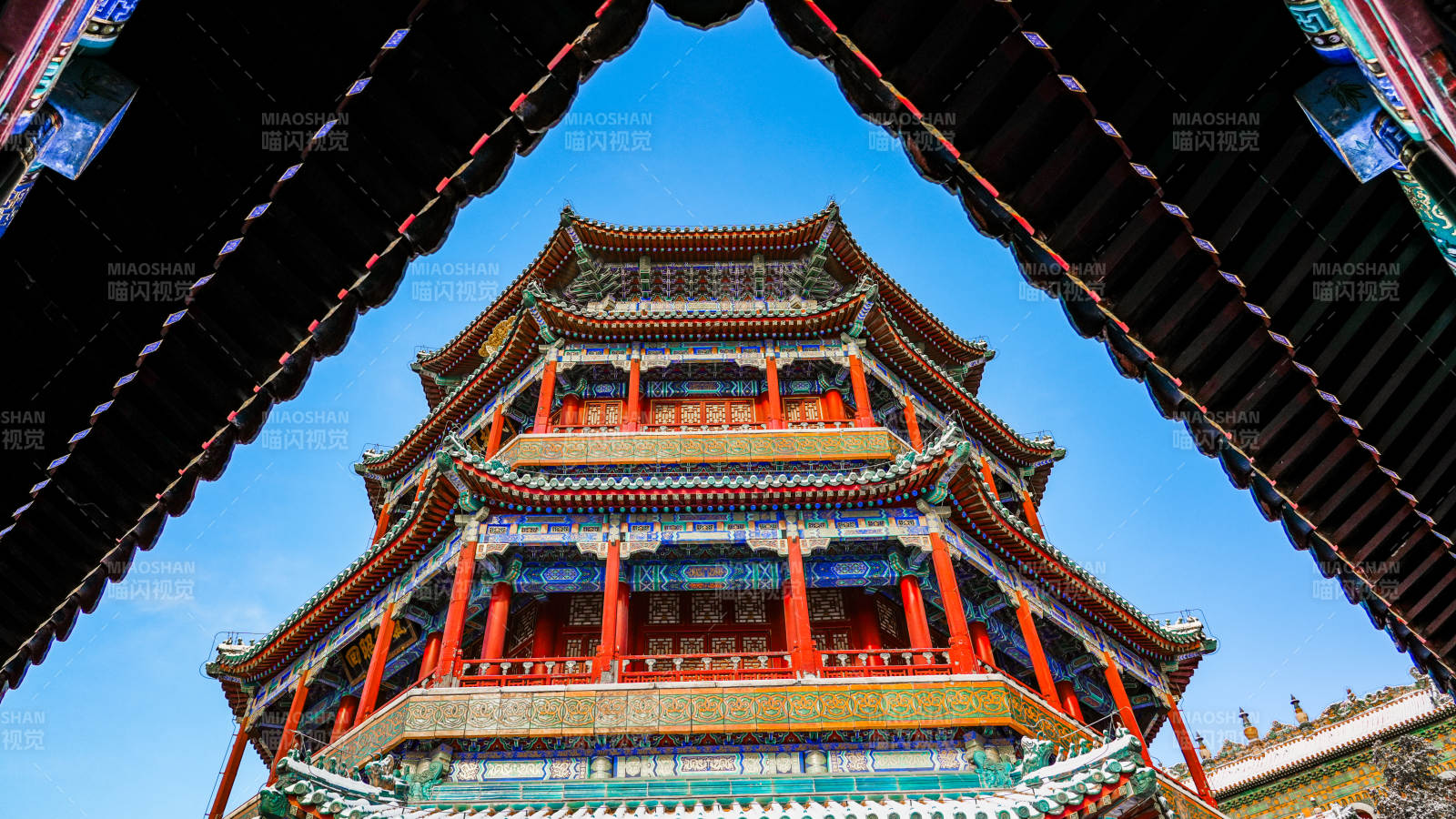 颐和园佛香阁古塔飞檐映蓝天图片