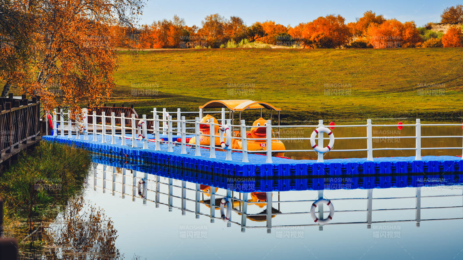 乌兰布统公主湖秋天湖畔游船景图片