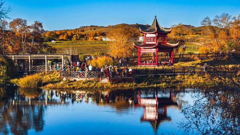 乌兰布统公主湖秋天亭影图片