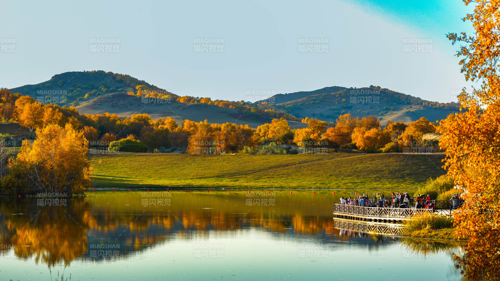 乌兰布统公主湖秋天映山景图片