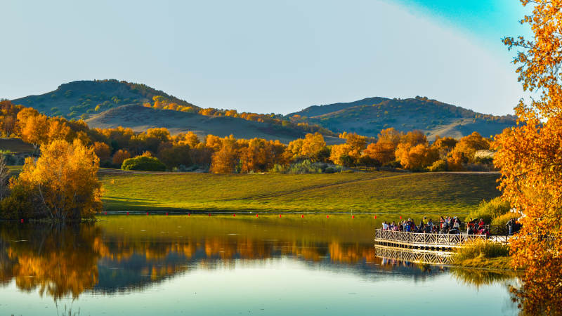 乌兰布统公主湖秋天映山景图片