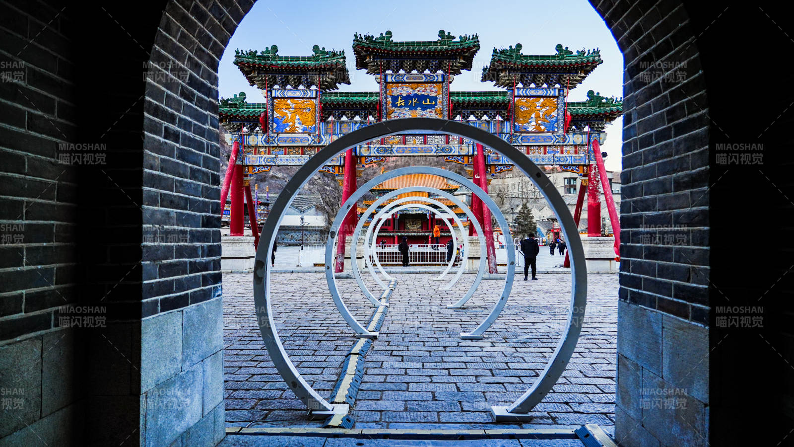 北京古北水镇古韵拱门映宫阙图片