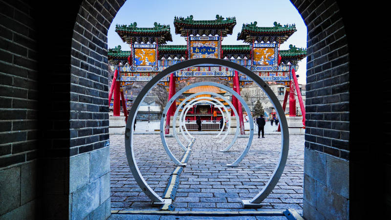 北京古北水镇古韵拱门映宫阙图片