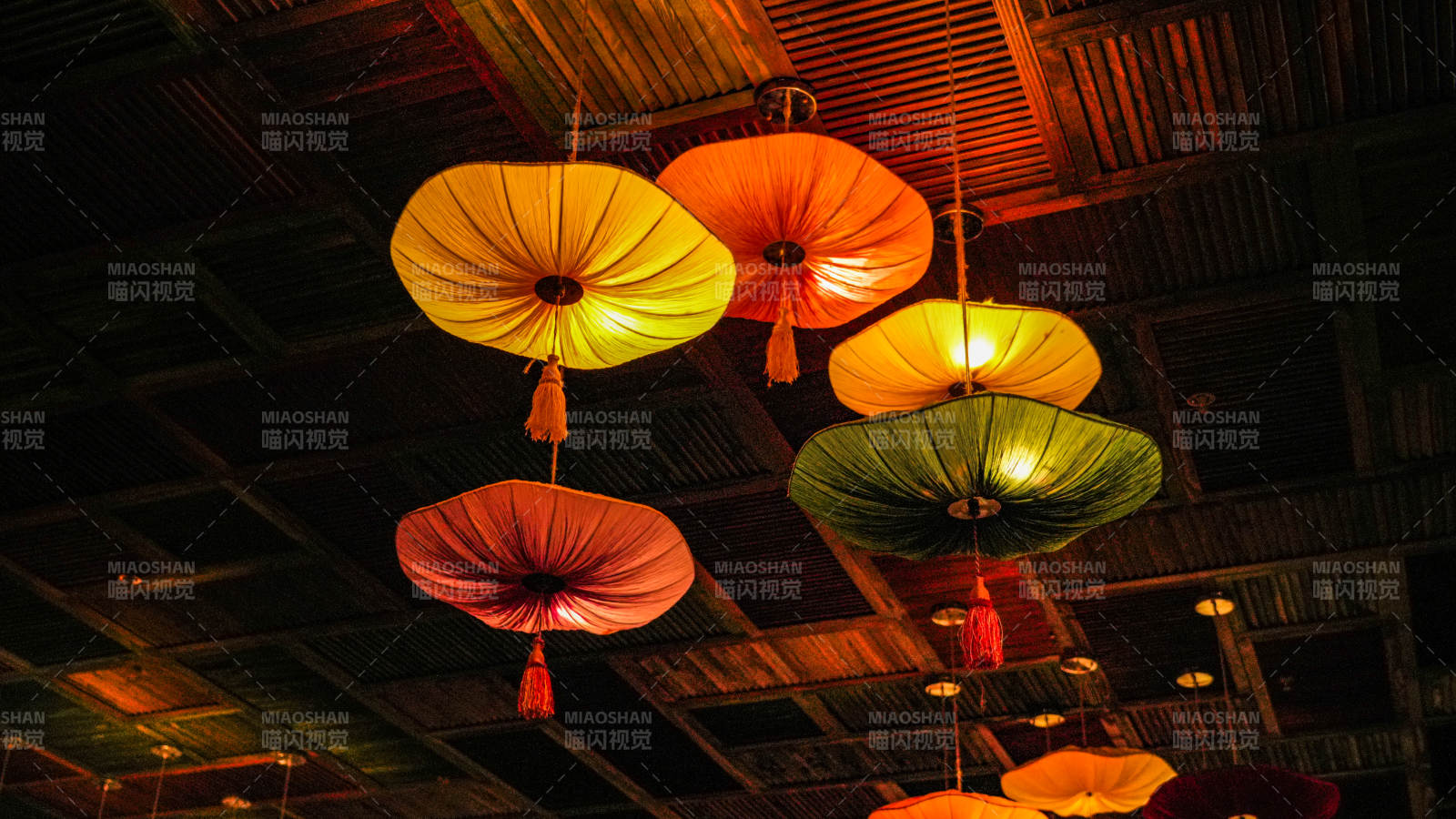 彩灯悬顶 光影斑斓图片