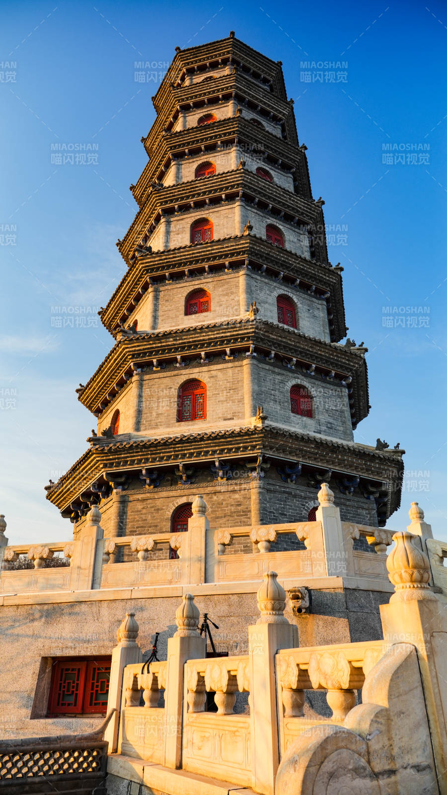 北京古北水镇古塔映蓝天图片