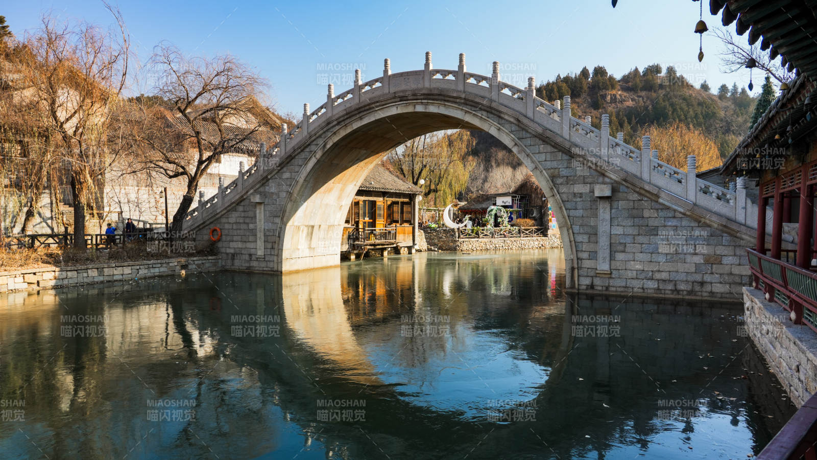 北京古北水镇石桥映水 古韵悠然图片