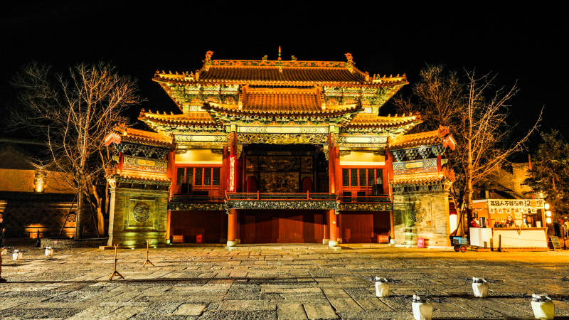 北京古北水镇夜幕下的古建筑图片