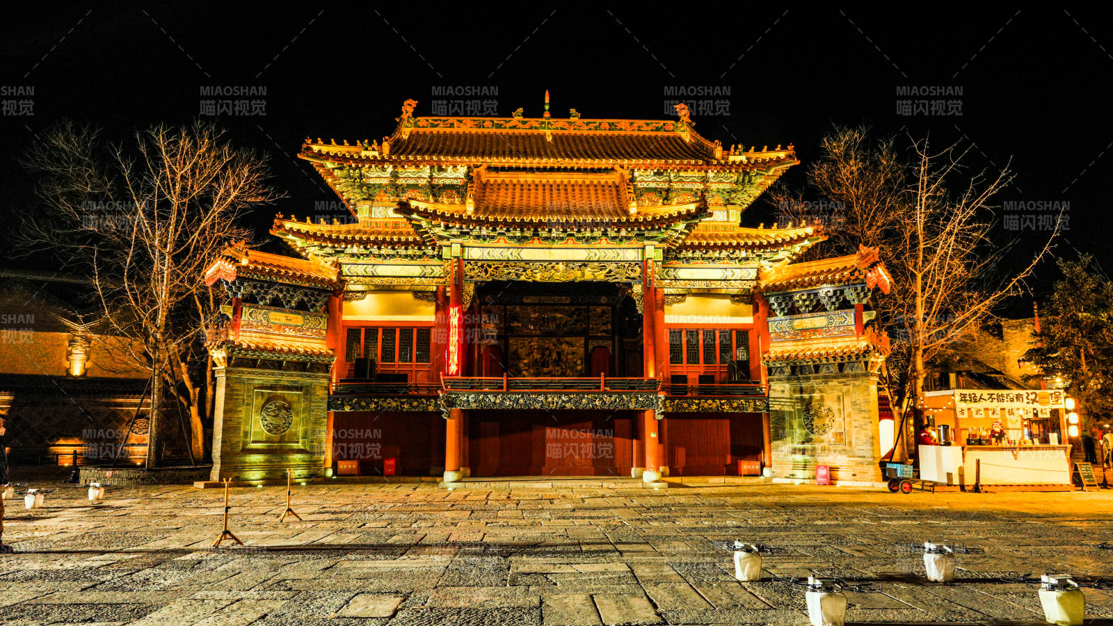 北京古北水镇夜幕下的古建筑图片