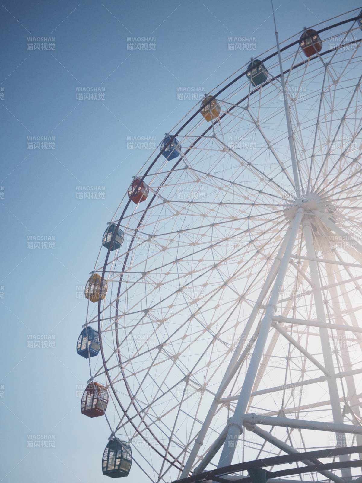 摩天轮仰望蓝天图片