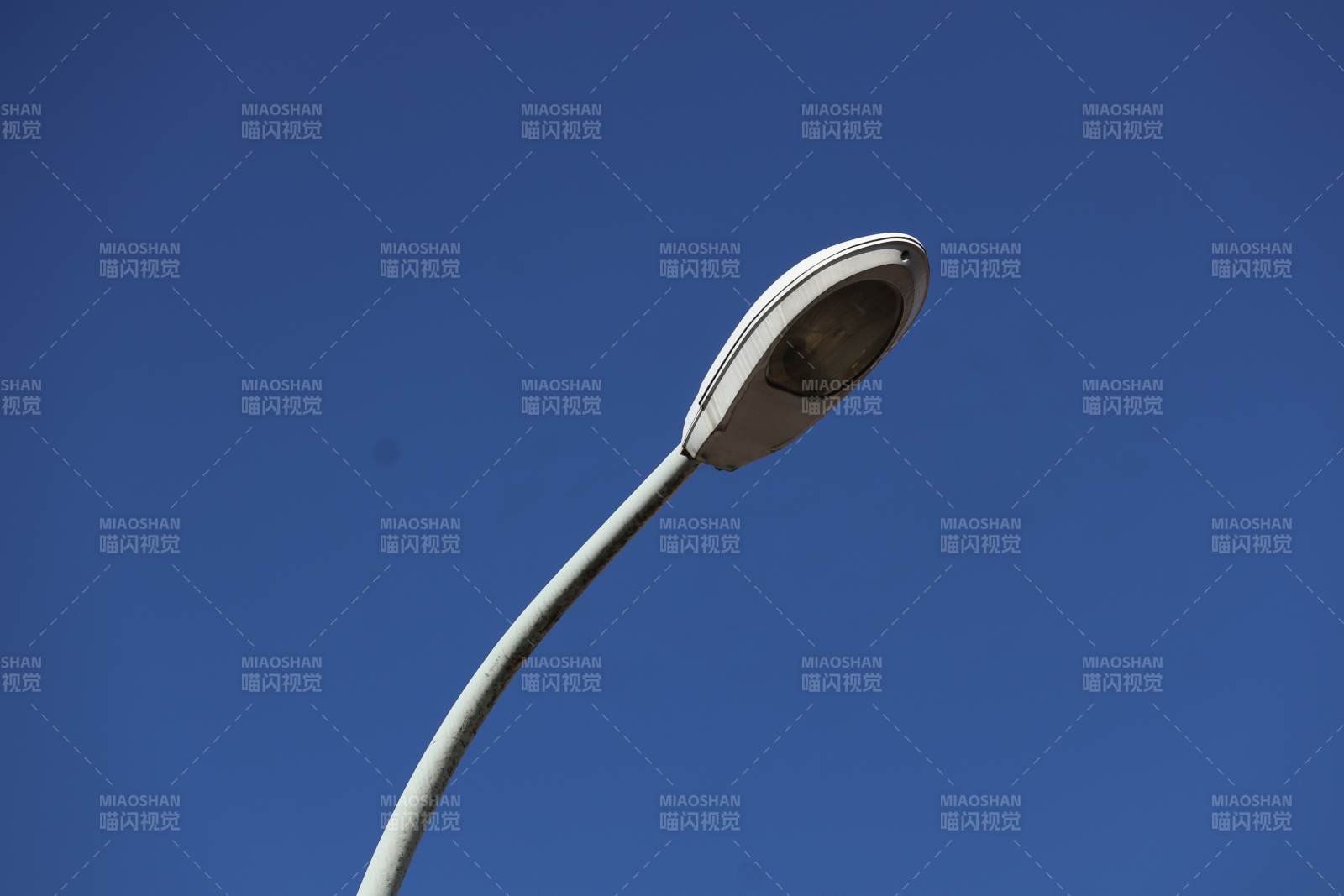 蓝天下的路灯图片