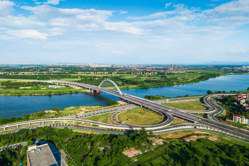 江西鹰潭月湖大桥城市河畔风光图片