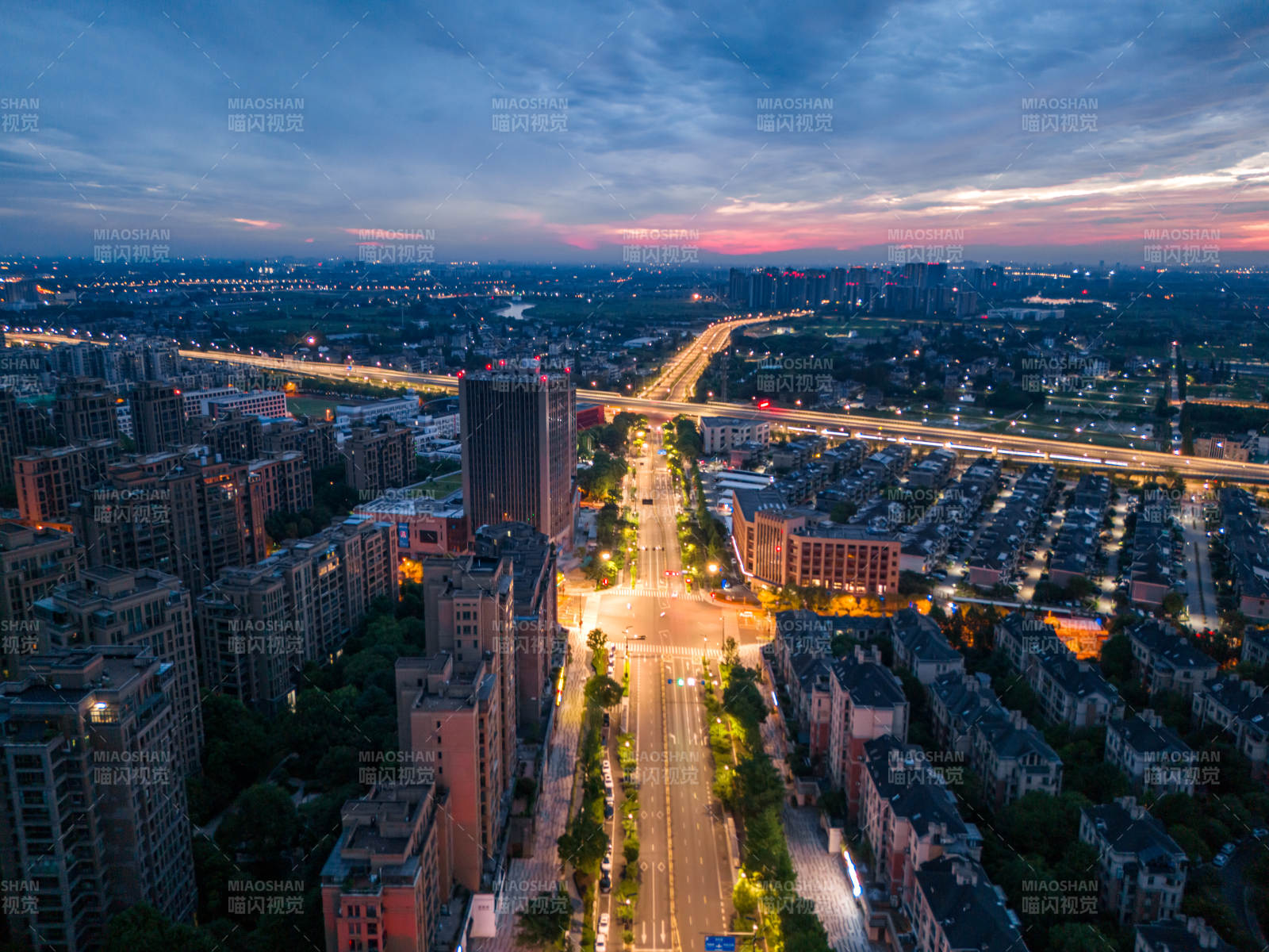 浙江省杭州市临平区城市夜景航拍图片
