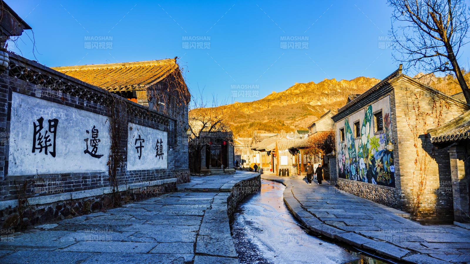 北京古北水镇古街雪景 山影映墙图片