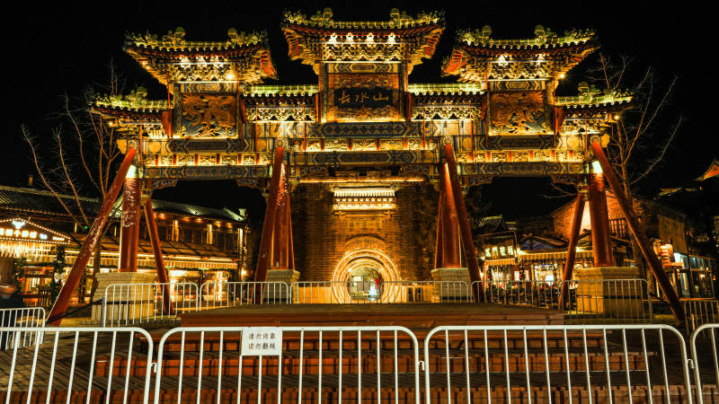 古北水镇夜幕下的牌楼图片