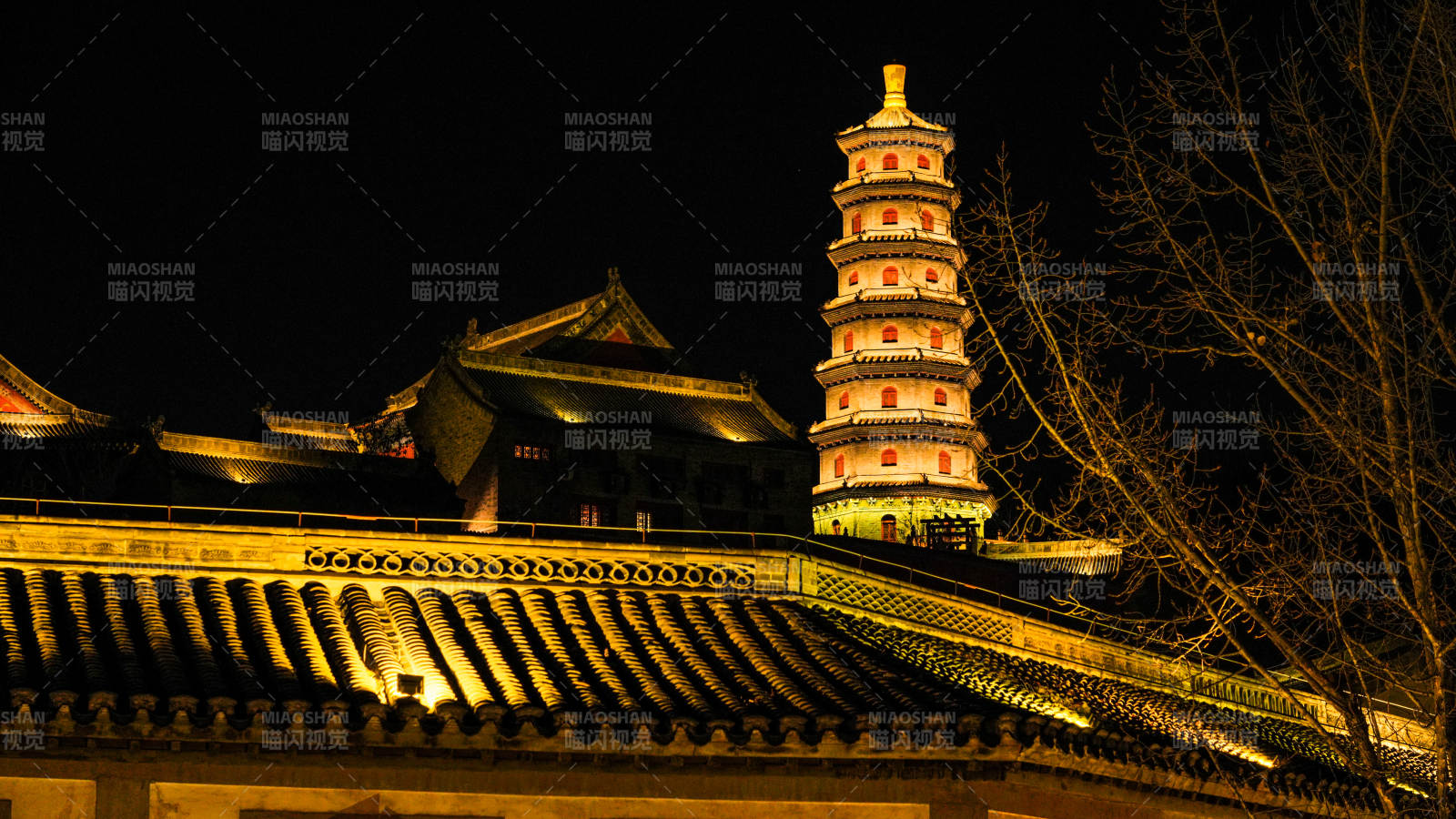 古北水镇夜色中的古塔与殿宇图片